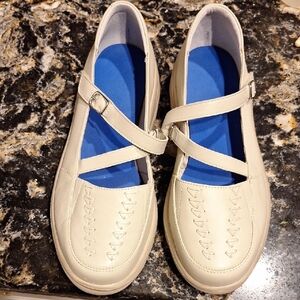 Dr Comfort Cream Color Hook And Loop Shoes Like New Size 9.5